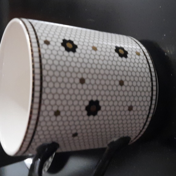 Tiled Margot Monogram Mug Q - Picture 5 of 7